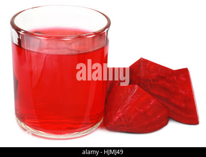 Frischen Rüben mit Saft im Glas auf weißem Hintergrund Stockfoto