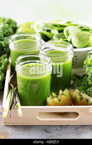 Grüner Saft in Einweckgläser Stockfoto