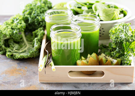Grüner Saft in Einweckgläser Stockfoto