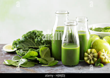 Grüner Saft in Glasflaschen Stockfoto