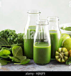 Grüner Saft in Glasflaschen Stockfoto