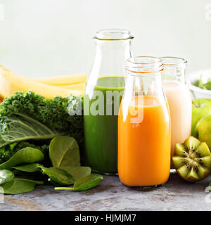 Auswahl an frischem Gemüse und Fruchtsäfte Stockfoto