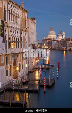 Twilgiht über die Gebäude entlang des Canal Grande mit Santa Maria della Salute über Venedig, Veneto, Italien Stockfoto