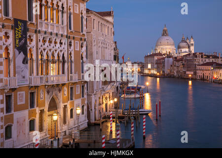 Twilgiht über die Gebäude entlang des Canal Grande mit Santa Maria della Salute über Venedig, Veneto, Italien Stockfoto