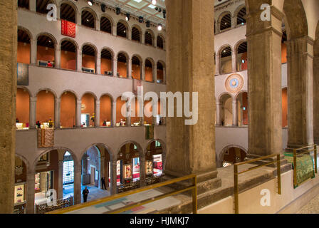 Innenraum des Fondaco dei Tedeschi (b. 1228) - jetzt ein Kaufhaus entlang des Canal Grande, Venedig, Veneto, Italien Stockfoto