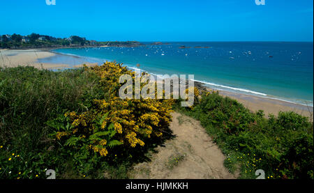 Strand in der Nähe von Saint Lunaire in der Bretagne Stockfoto