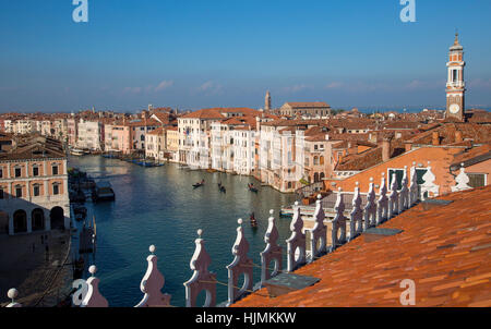 Blick von der Dachterrasse des Canal Grande von Fondaco dei Tedeschi (b. 1228) - jetzt ein Kaufhaus nr Rialto Bridge, Venedig, Italien Stockfoto