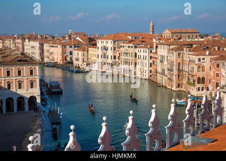 Blick von der Dachterrasse des Canal Grande von Fondaco dei Tedeschi (b. 1228) - jetzt ein Kaufhaus nr Rialto Bridge, Venedig, Italien Stockfoto