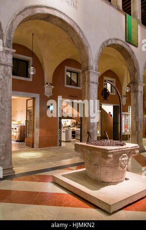 Innenraum des Fondaco dei Tedeschi (b. 1228) - jetzt ein Kaufhaus entlang des Canal Grande, Venedig, Veneto, Italien Stockfoto