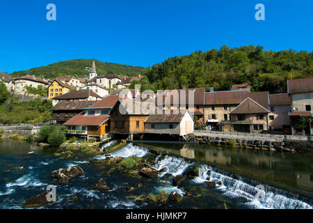 Dorf der DGS in der Franche-Comté. Eines der 100 schönsten Dörfer in Frankreich, gelegen am Fluss Loue Stockfoto