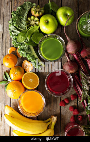 Auswahl an frischem Gemüse und Fruchtsäfte Stockfoto