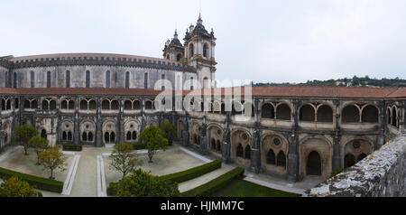 Portugal: Orangenbäumen und Blick auf das Kloster des Schweigens des mittelalterlichen römisch-katholischen Klosters Alcobaca, gegründet im Jahre 1153 Stockfoto