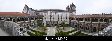 Portugal: Orangenbäumen und Blick auf das Kloster des Schweigens des mittelalterlichen römisch-katholischen Klosters Alcobaca, gegründet im Jahre 1153 Stockfoto