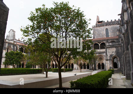 Portugal: Orangenbäumen und Blick auf das Kloster des Schweigens des mittelalterlichen römisch-katholischen Klosters Alcobaca, gegründet im Jahre 1153 Stockfoto