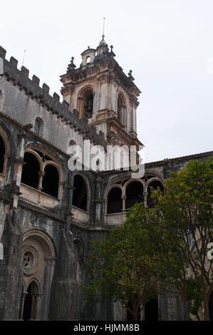 Portugal: Orangenbäumen und Blick auf das Kloster des Schweigens des mittelalterlichen römisch-katholischen Klosters Alcobaca, gegründet im Jahre 1153 Stockfoto