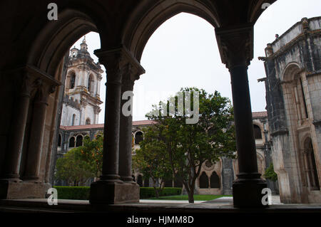 Portugal: Orangenbäumen und Blick auf das Kloster des Schweigens des mittelalterlichen römisch-katholischen Klosters Alcobaca, gegründet im Jahre 1153 Stockfoto