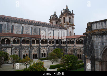 Portugal: Orangenbäumen und Blick auf das Kloster des Schweigens des mittelalterlichen römisch-katholischen Klosters Alcobaca, gegründet im Jahre 1153 Stockfoto