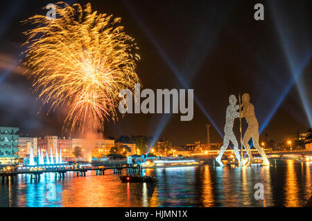 Spree, Aquarella Ereignis auf Spree, Wasser Musik Show, Feuerwerk, Monecule Mann Skulptur, Berlin Stockfoto