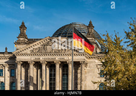 Deutschen Nationalflagge vor Reichstag, Berlin Stockfoto