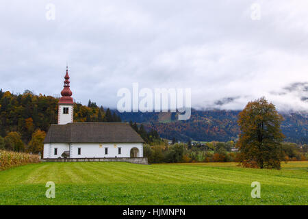 Typische slowenische Kirche in den Bergen, in der Nähe von Bohinj See. Slowenien Stockfoto