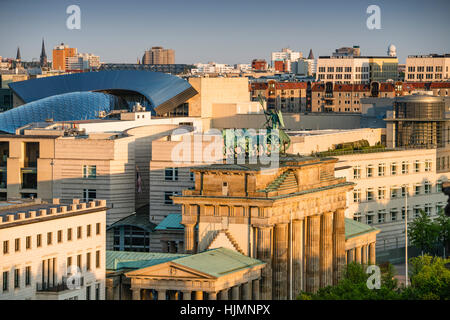 Brandenburger Tor Quadriga Blick vom Reichtstag Kuppel Hintergrund neue amerikanische Botschaft Tiergarten Berlin Stockfoto