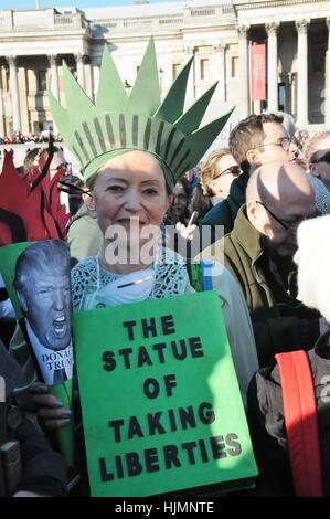 Weibliche Demonstrant verkleidet als die Freiheitsstatue, die Rechte der Frauen unterstützt, auf einer Anti-Trump Protest auf dem Londoner Trafalgar Square. Stockfoto