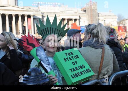 Feministische Demonstrant verkleidet als die Freiheitsstatue, auf eine Anti-Trump Protest auf dem Londoner Trafalgar Square. Stockfoto