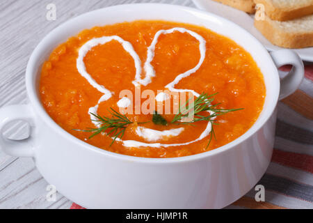 Rahmsuppe von Karotten für Kinder mit Zeichnung Hase Nahaufnahme in weißen Teller. horizontale Stockfoto