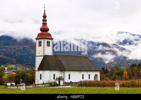 Typische slowenische Kirche in den Bergen, in der Nähe von Bohinj See. Slowenien Stockfoto