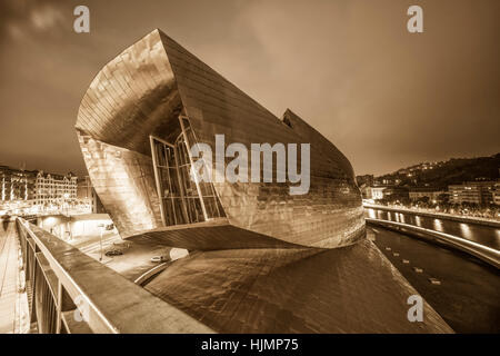 Panoramablick vom La Salve Brücke, Guggenheim Museum, Bilbao, Fluss Nervion Museum für moderne und zeitgenössische Kunst, Architekt Frank Gehry, Bilba Stockfoto