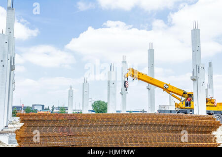 Blick auf rostigen quadratische Verstärkung für Beton, Stahl Bars, Baustelle befindet sich im Hintergrund Stockfoto