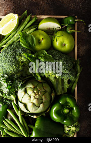 Vielzahl von grünem Gemüse und Obst Stockfoto