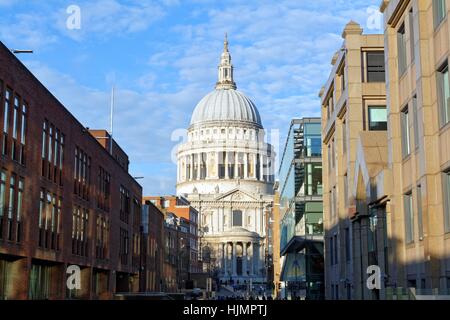 St.Pauls Kathedrale auf die Skyline von London UK Stockfoto