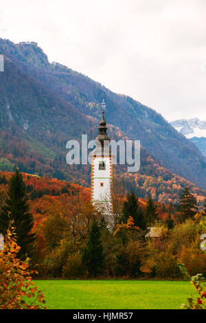 Typische slowenische Kirche in den Bergen, in der Nähe von Bohinj See. Slowenien Stockfoto