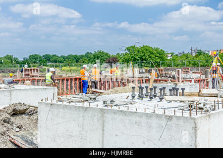 Betonsockel des neuen Gebäudes mit Verstärkung an der Baustelle ist bereit für den nächsten Schritt. Stockfoto