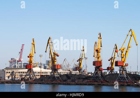 Handel mit Seehafen mit Kranen in Odessa, Ukraine Stockfoto