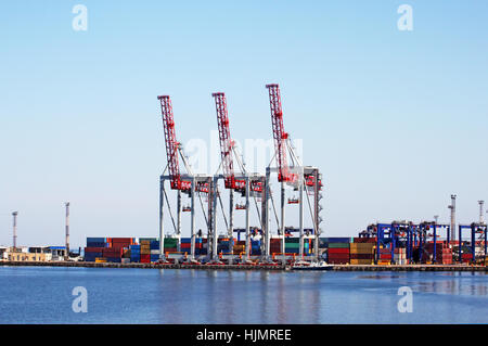 Handel mit Seehafen mit Kranen in Odessa, Ukraine Stockfoto