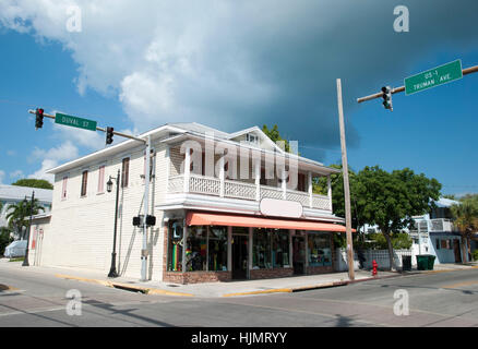 Die Kreuzung von zwei Hauptstraßen in Key West, die südlichste Stadt in den USA (Florida). Stockfoto