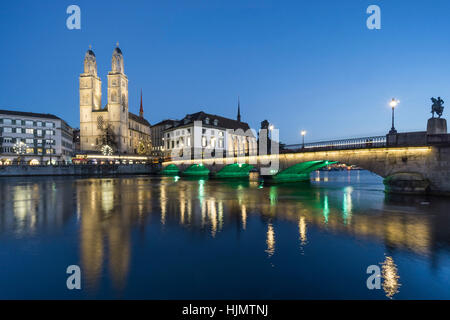 Grossmünster, Limmat, Münster Flussbrücke, Weihnachtsbeleuchtung, Zürich, Schweiz Stockfoto