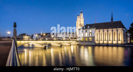 Grossmünster, Kathedrale, Fluss Limmat, Münster zu überbrücken, Wasser Kirche, Weihnachtsbeleuchtung, Zürich, Schweiz Stockfoto