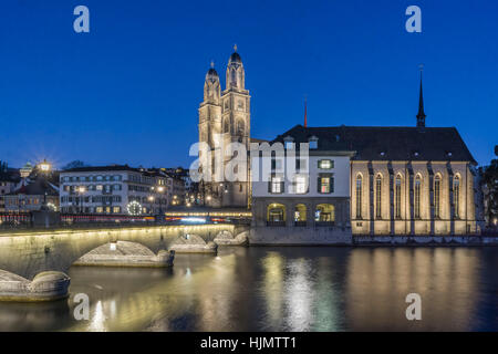 Grossmünster, Kathedrale, Fluss Limmat, Münster zu überbrücken, Wasser Kirche, Weihnachtsbeleuchtung, Zürich, Schweiz Stockfoto