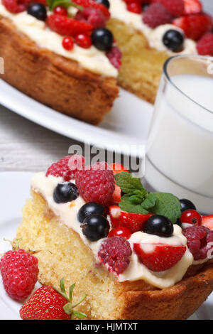 Stück von Berry Pie mit Himbeeren, Erdbeeren und Minze auf eine vertikale Platte-Nahaufnahme Stockfoto