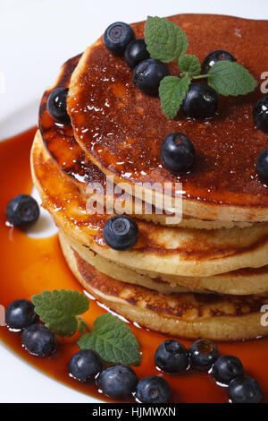 Heidelbeer-Pfannkuchen mit Beeren und Ahornsirup auf die Tabelle Closeup. vertikale Ansicht von oben Stockfoto