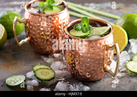 Moscow Mule cocktail mit Limetten und Gurke Stockfoto