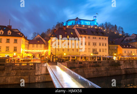 Ljubljanas Schloss und Fuß Brücke, beleuchtet für Silvester Feier Stockfoto