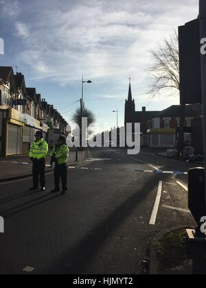 Ein Polizei-Kordon am Tatort in Rookery Road, Handsworth, Birmingham, wo ein Mann tödlich spät am Montagabend auf dem Oberdeck eines Busses erstochen wurde. Stockfoto