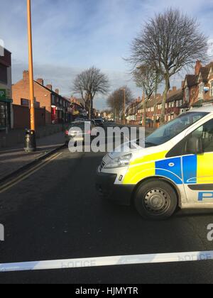 Ein Polizei-Kordon am Tatort in Rookery Road, Handsworth, Birmingham, wo ein Mann tödlich spät am Montagabend auf dem Oberdeck eines Busses erstochen wurde. Stockfoto