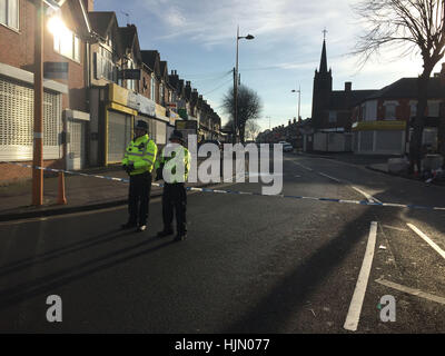 Ein Polizei-Kordon am Tatort in Rookery Road, Handsworth, Birmingham, wo ein Mann tödlich spät am Montagabend auf dem Oberdeck eines Busses erstochen wurde. Stockfoto