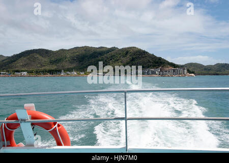 Rückblick auf Magnetic Island von der Fähre nach Townsville, Queensland Australien Stockfoto