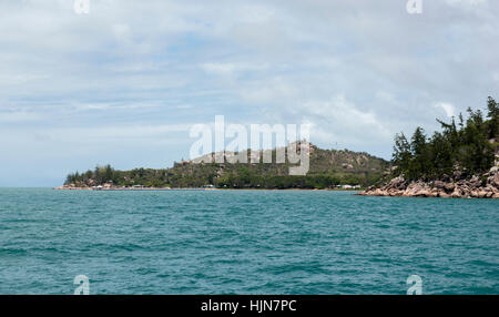 Rückblick auf Magnetic Island von der Fähre nach Townsville, Queensland Australien Stockfoto